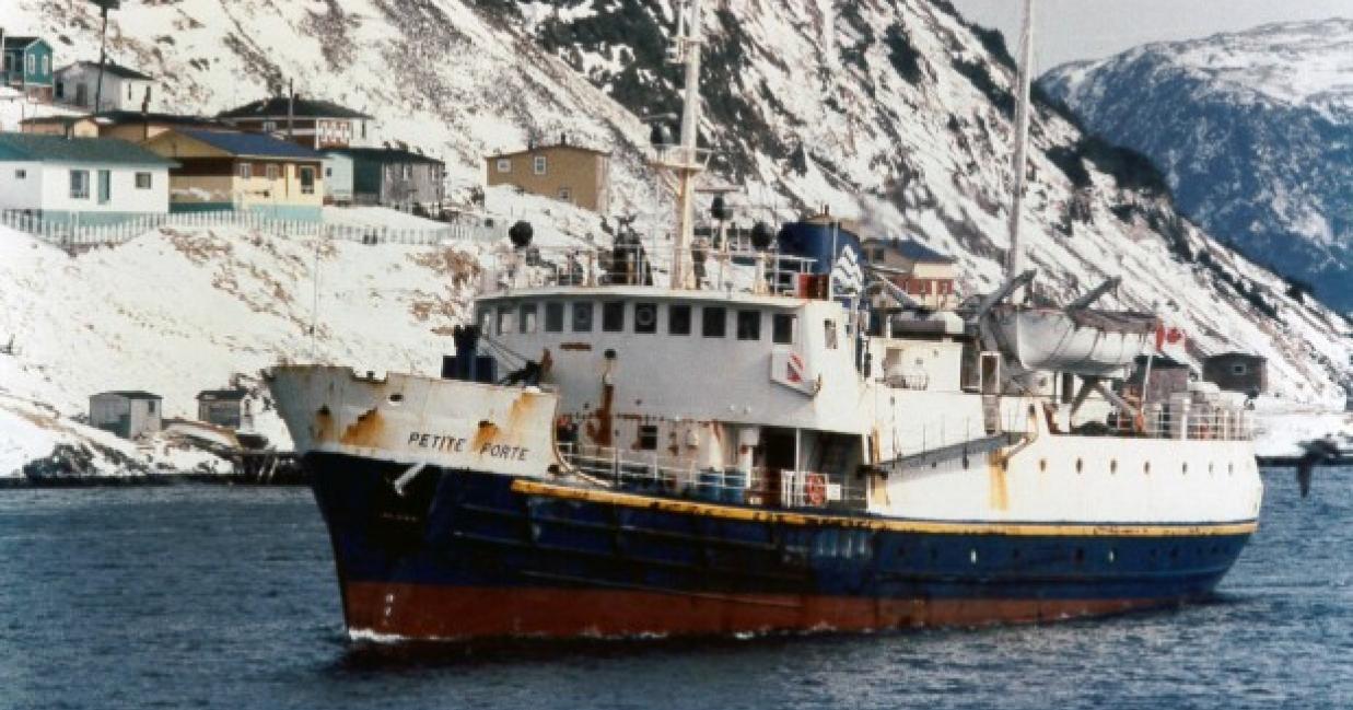 Petite Forte sailing away from snowy town